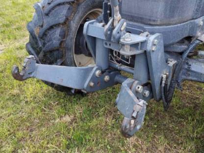 Bild 3:Fronthydraulik New Holland TM