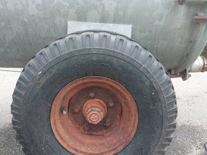 Bild 7:Bauer Güllefass