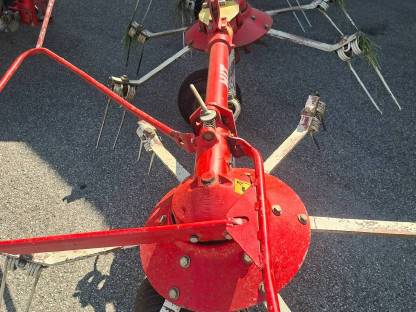 Bild 6:Pöttinger Kreiselheuer 54N