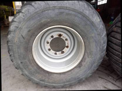 Bild 3:Reifen der Marke BKT 700 50-22.5