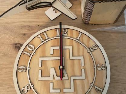 Bild 2:Rammstein-Uhr
