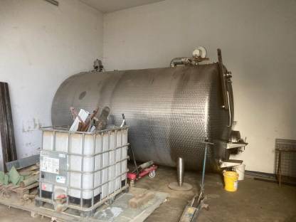 Bild 2:Milchtank Niro isoliert mit Rührwerk