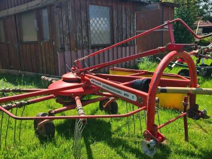 Bild 4:Pöttinger Schwadkreisel 272