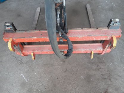 Bild 4:Palettengabel mit Greifarm