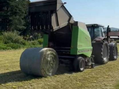 Bild 2:Pressen von Rundballen