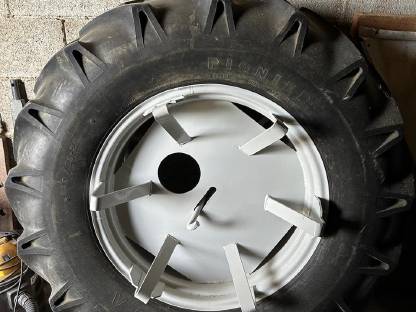 Bild 2:Zwillingsreifen für Steyr