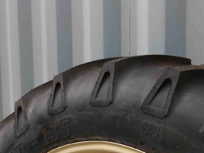 Bild 4:Kompletträder 15,5-38 neu