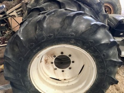 Bild 2:2 Stk. Traktorreifen 16,9x26 mit neuen 8-Loch-Felgen