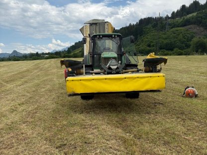 Bild 5:Pöttinger Mähwerke mit Aufbereiter