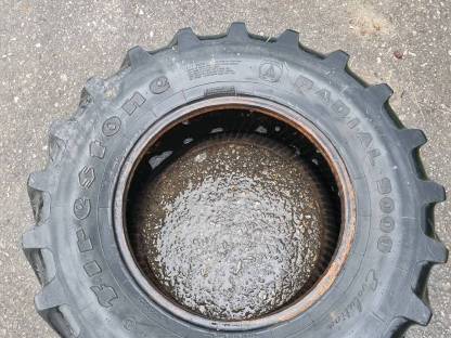 Bild 2:Reifen 440/65 R24