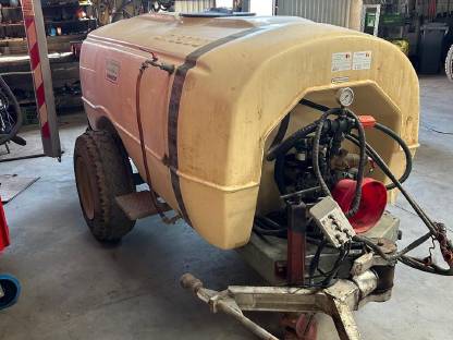 Bild 2:Weingartenspritze und Laubschneider