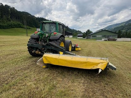 Bild 4:Pöttinger Mähwerke mit Aufbereiter