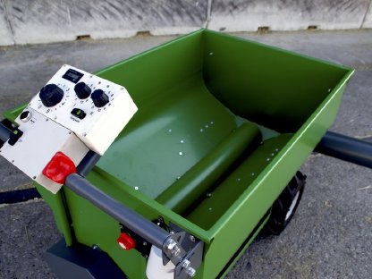 Bild 6:El. angetriebener Futterwagen mit Förderschnecke