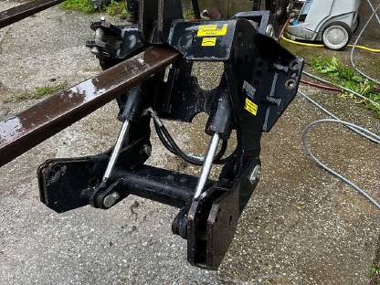Bild 3:Verkaufe Fronthydraulik mit Zapfwelle (NH, Case, Steyr)