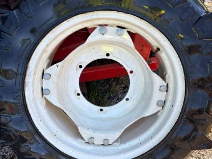 Bild 2:Pflegebereifung New Holland TL70