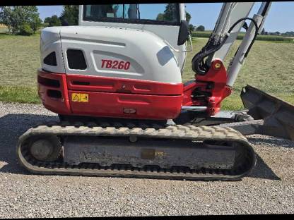 Bild 3:Takeuchi TB260 mit Rototilt