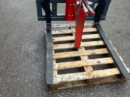 Bild 2:Palettengabel mit Niederhalter