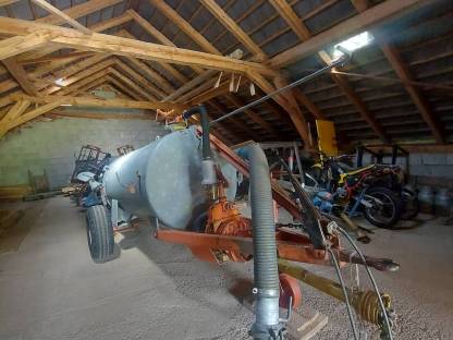 Bild 2:Bauer Güllefass