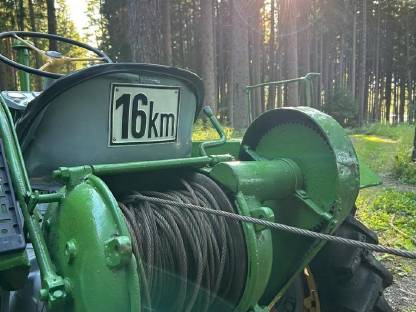 Bild 2:Steyr T80 Traktor mit Seilwinde und Anhänger