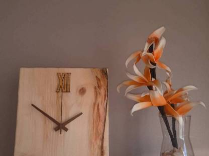Küchenuhr, Wanduhr, Zimmeruhr aus Zirbenholz, mit Nussholz Zeiger