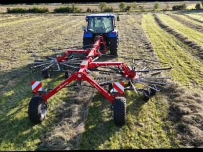 Bild 3:Lohnarbeit mit Fella Seitenschwader 1452