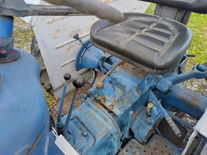 Traktor Ford 2000-8