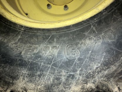 Bild 5:Komplettreifen 520/70R38 und 14.9R24 mit Felgen