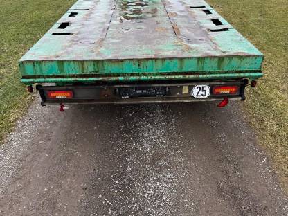 Bild 3:3-Achs-Tieflader Plattformanhänger