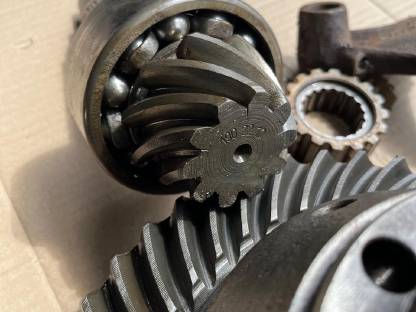 Bild 3:Steyr Getriebe Differential Teile