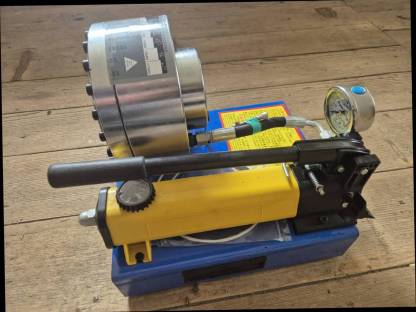 Bild 2:Schlauchpresse mit Handpumpe