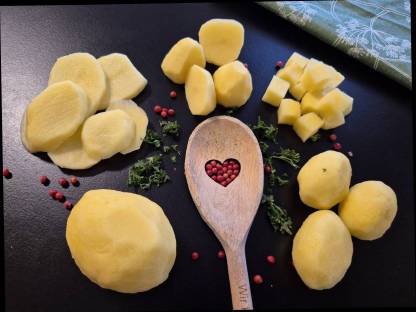 Bild 2:Mitarbeiter:in Kartoffelverarbeitung