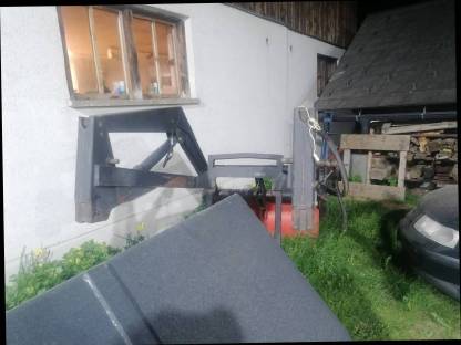 Bild 4:Frontlader Hauer mit el. Entriegelung