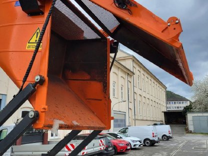 Bild 7:STOLL Frontschelmähwerk FMS180 mit STOLL Anbausauger SuperHE