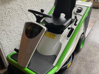 Bild 2:Etesia Rasentraktor