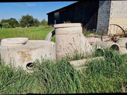 Bild 3:Kanalrohre, Konusringe, Kanaldeckel, Betonrohre