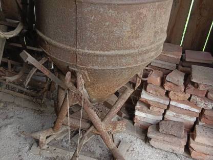 Bild 2:Alter Düngestreuer, Streuer