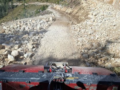 Bild 4:Wegesanierung Steinfräsen Grader D'Ambros Agrar