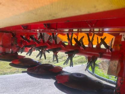 Bild 7:Pöttinger Novacat 265H mit Aufbereiter