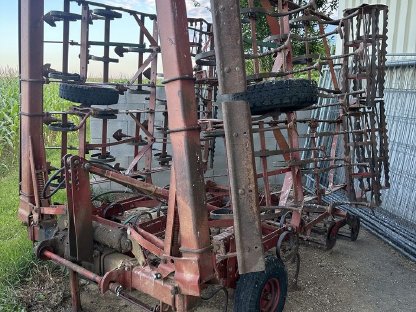 Bild 5:Landwirtschaftliche Geräte zum Verkauf