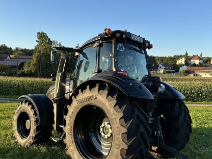 Bild 8:Valtra T235D