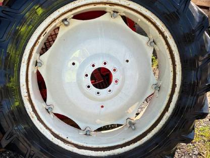 Bild 5:Pflegebereifung New Holland TL70