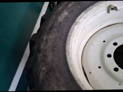 Kompletträder 420/85 R 30 (16.9 R 30) und 14.5-20
