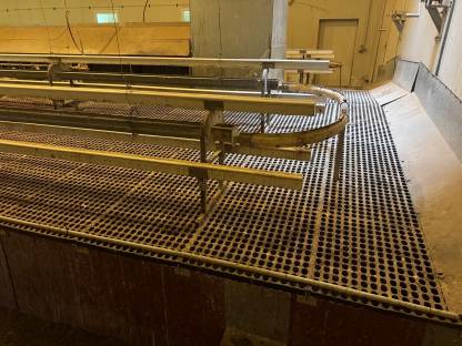 Bild 4:Legehennen-Stalleinrichtung