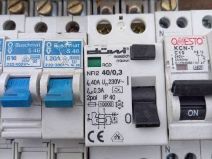 Bild 3:Gebrauchte Sicherungen und FI-Schalter