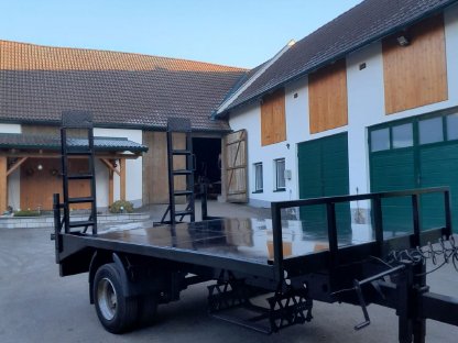 Tieflader mit verstellbaren Auffahrtsrampen