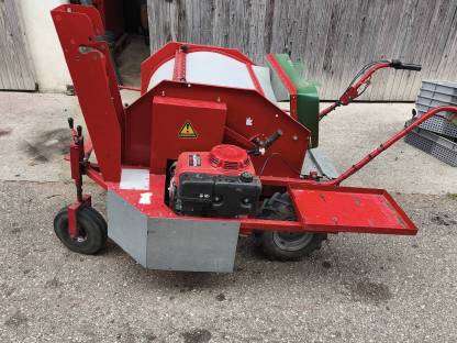 Bild 2:Obstauflesemaschine Feucht OB 80 mit 6 Körben