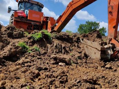 Bild 5:Heckbagger Schaeff