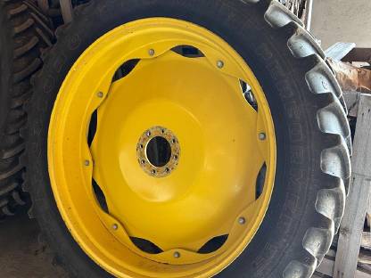 Kulturbereifung 300/95R46 und 270/95R32