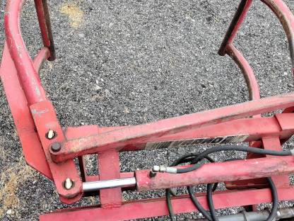 Bild 2:Rundballenzange