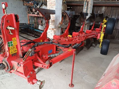 Bild 2:Pöttinger Servo 45-NP, 5 Scharen, hydr. Steinsicherung